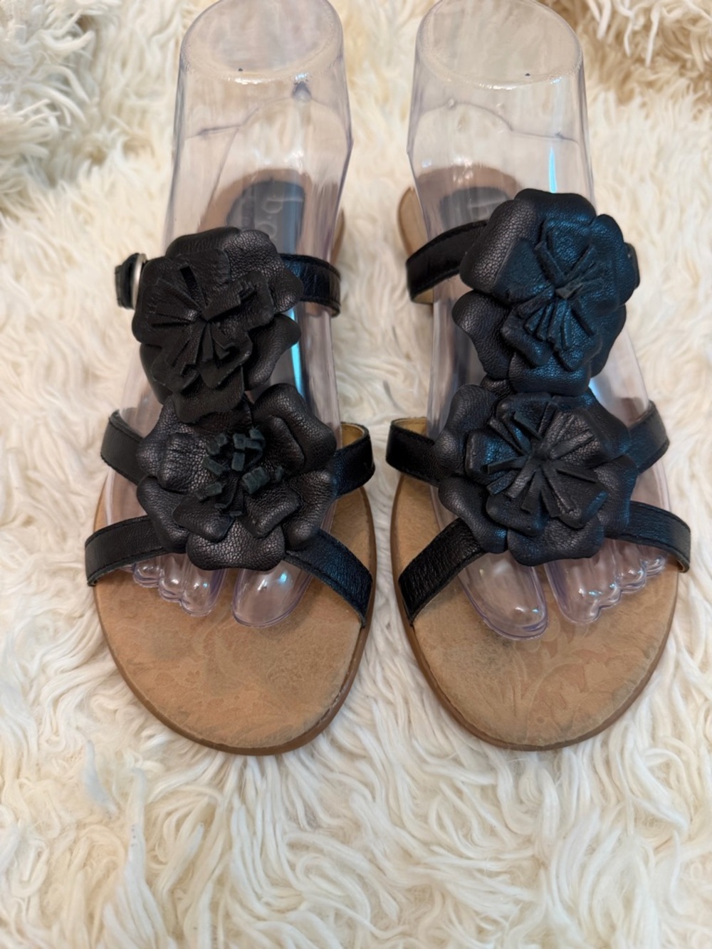 Born Women’s Black Leather Sandal with Floral Design and adjustable Strap sz 7